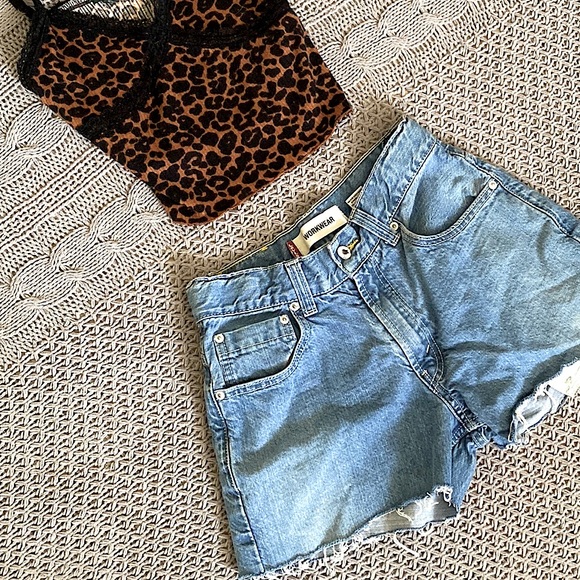 Levi’s Workwear • Raw Hem Distressed Mid-Wash Jean Shorts 🤍 - Picture 9 of 9